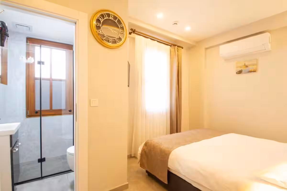 Comfort room at Turna Hotel